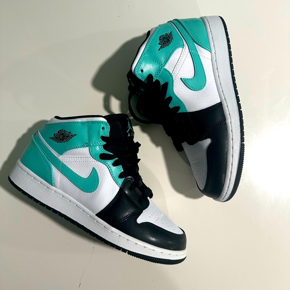 Jordan 1 Mid Sneakers